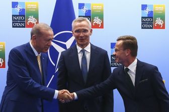Il presidente turco Erdogan, il primo ministro svedese Kristersson si stringono la mano vicino al segretario della Nato, Stoltenberg&nbsp;