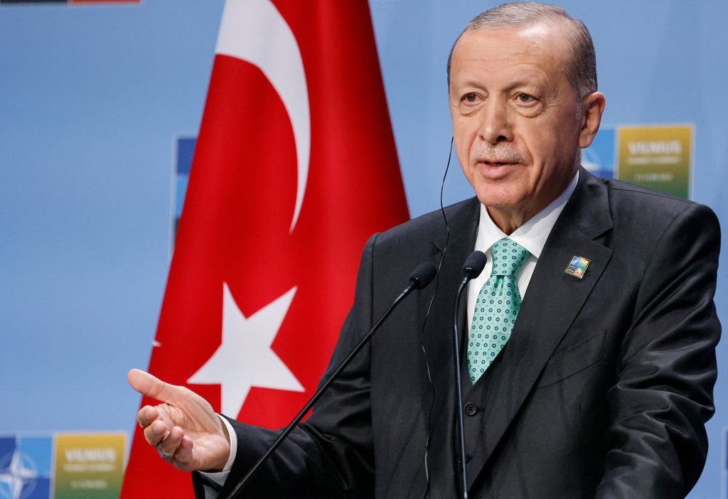 Il presidente turco Erdogan in conferenza stampa a Vilnius dopo il vertice della Nato
