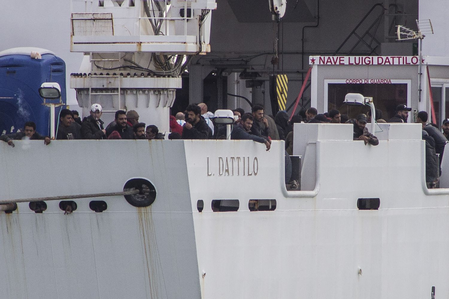 Migranti a bordo della Dattilo (foto di archivio)