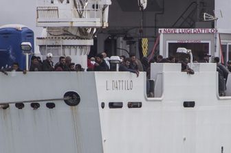 Migranti a bordo della Dattilo (foto di archivio)