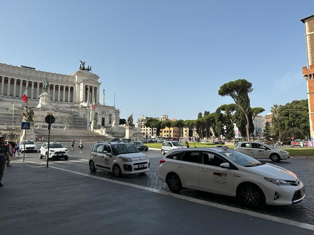 In fila per un taxi a Roma, attese fino a oltre 2 ore