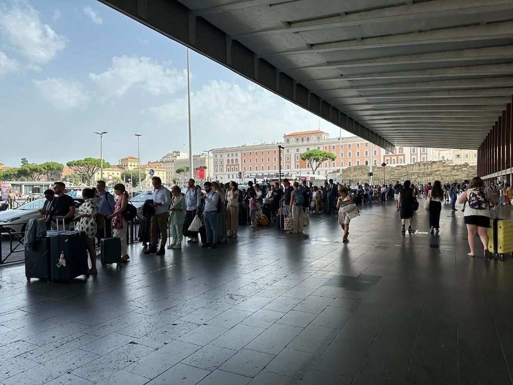 In fila per un taxi a Roma, attese fino a oltre 2 ore
