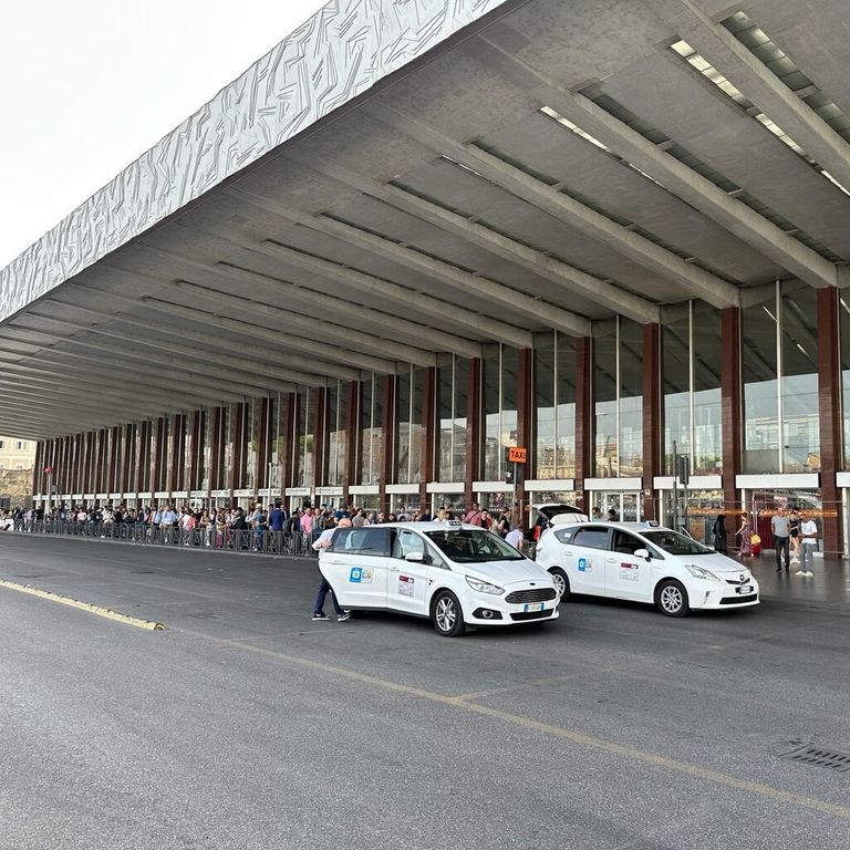 fila taxi roma attese fino oltre due ore