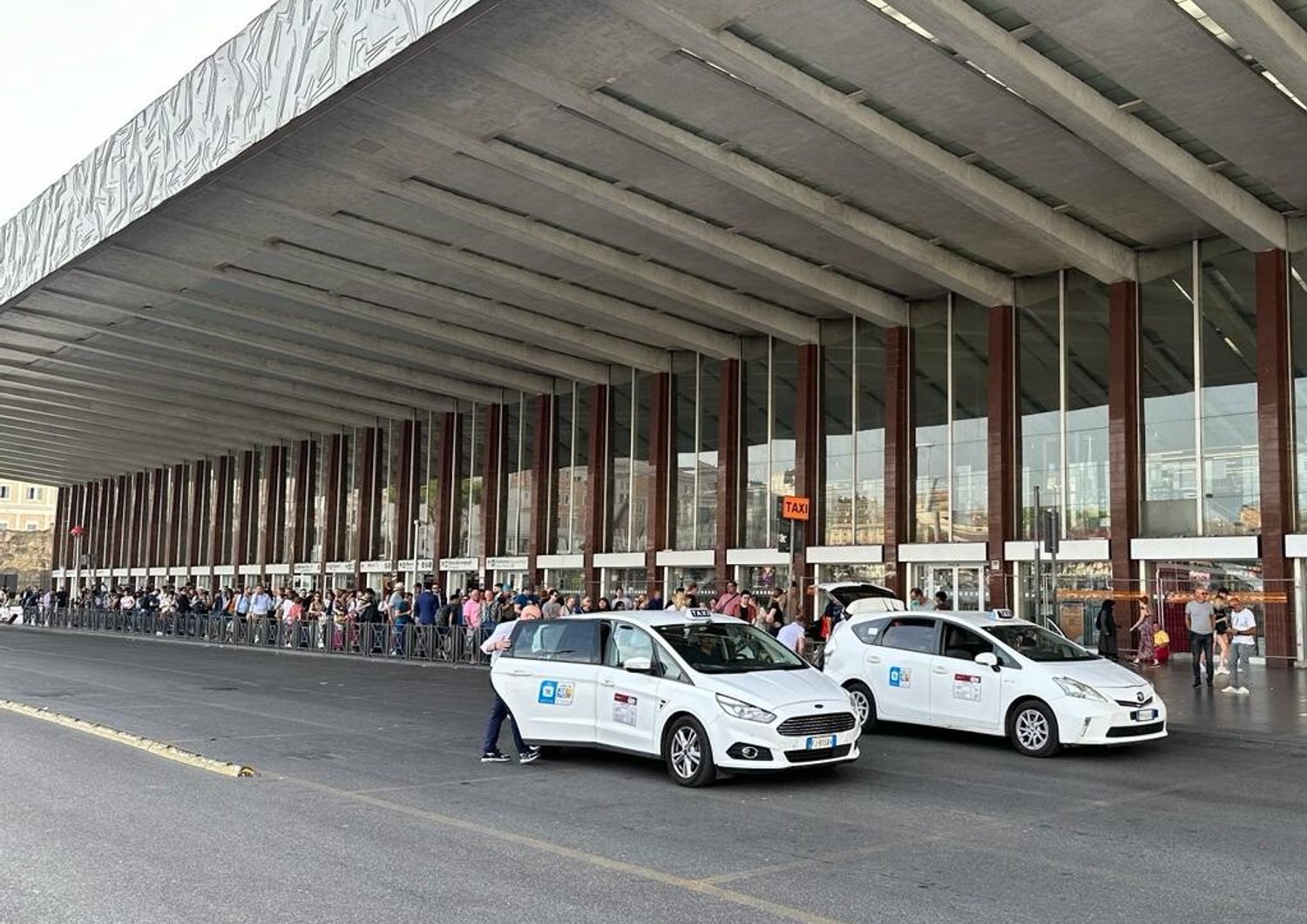 fila taxi roma attese fino oltre due ore