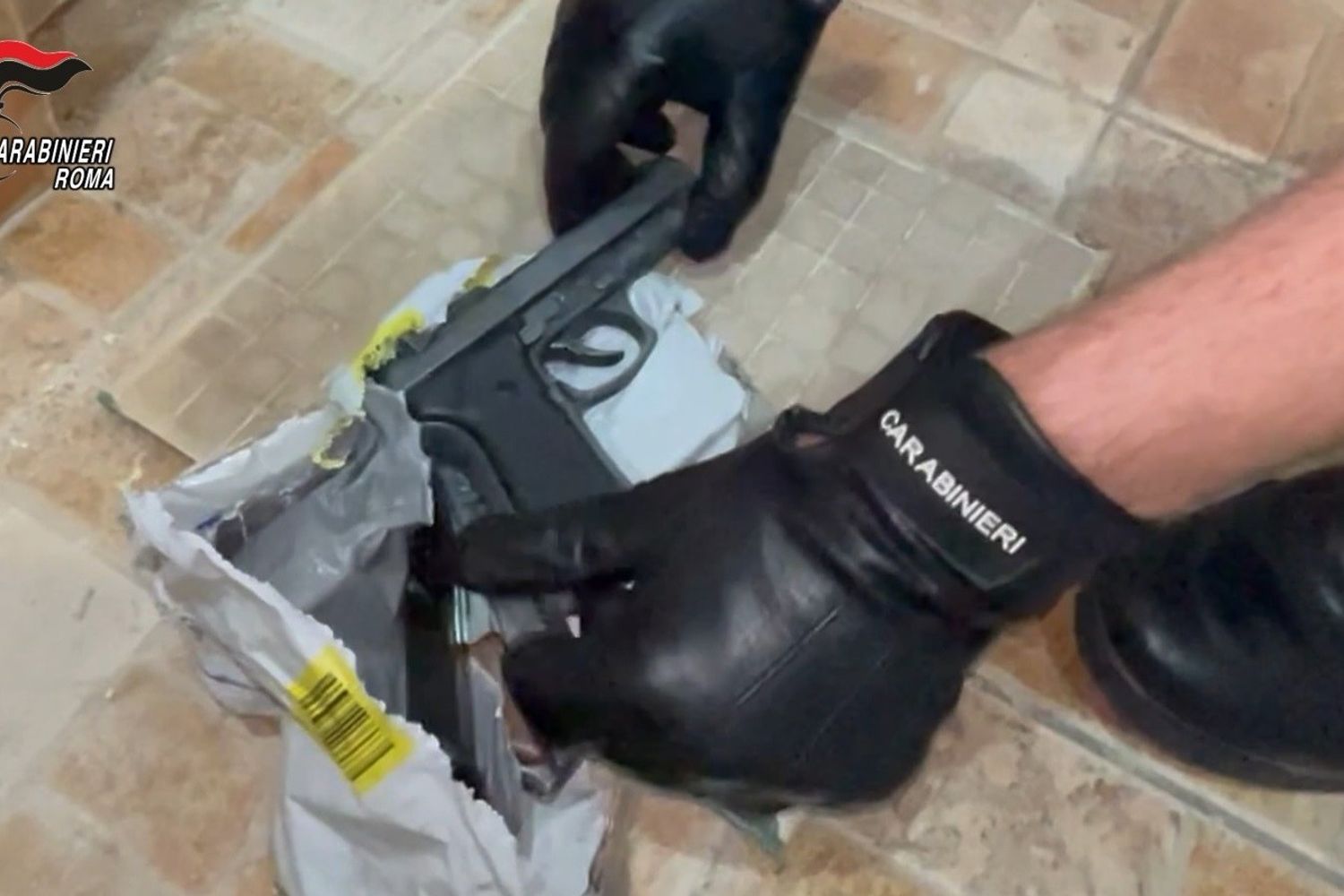 Alcune delle armi sequestrate dai Carabinieri