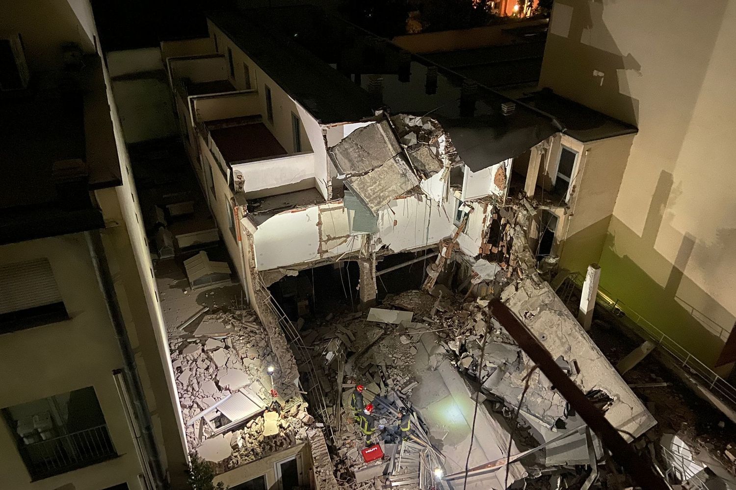 Crollata una palazzina in ristrutturazione a Milano