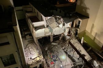Crollata una palazzina in ristrutturazione a Milano
