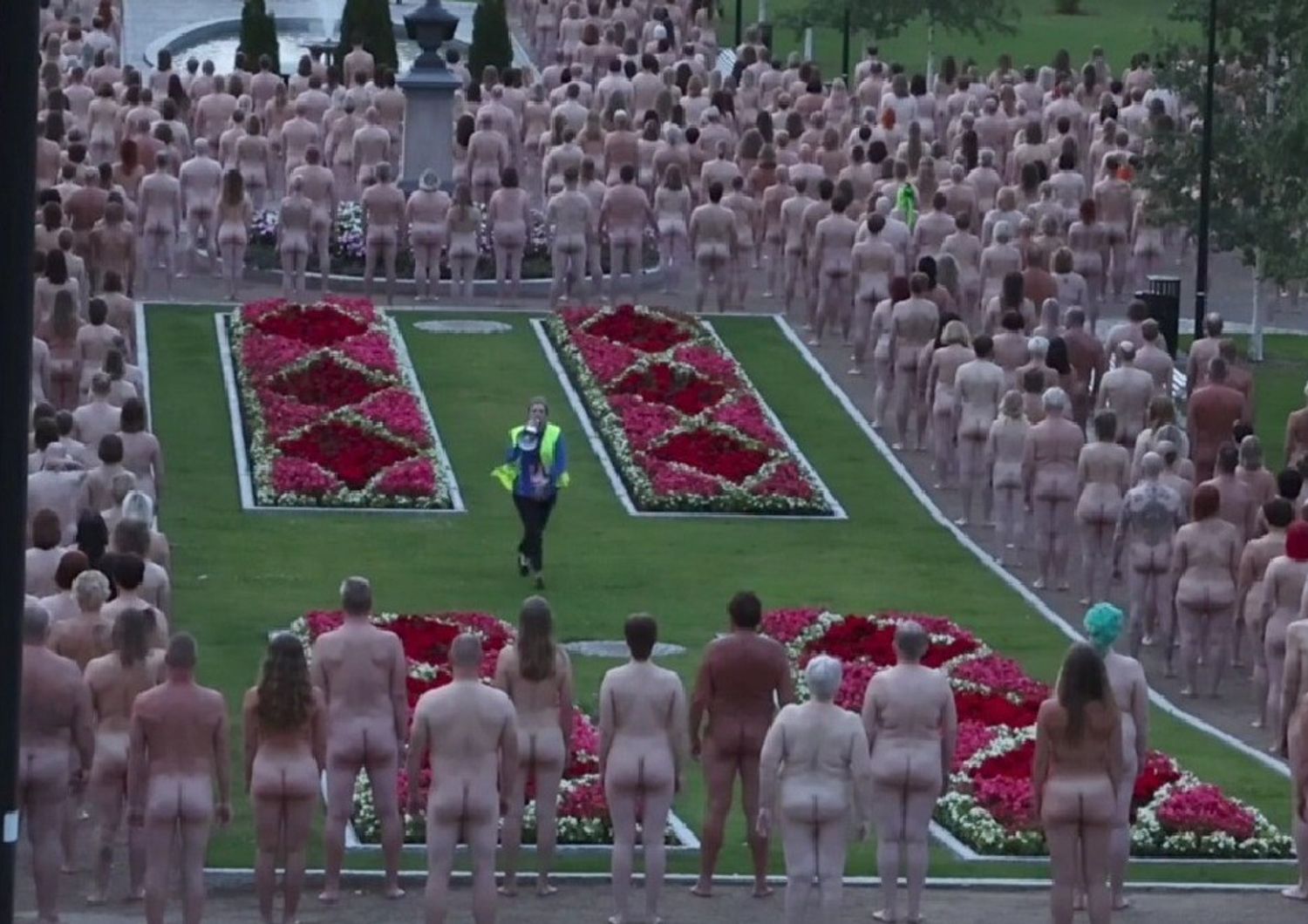 In mille nudi in posa per Spencer Tunick
