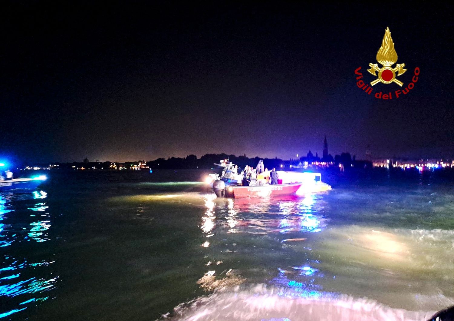 I vigili del fuoco soccorrono il giovane caduto in acqua durante la festa del Redentore&nbsp;