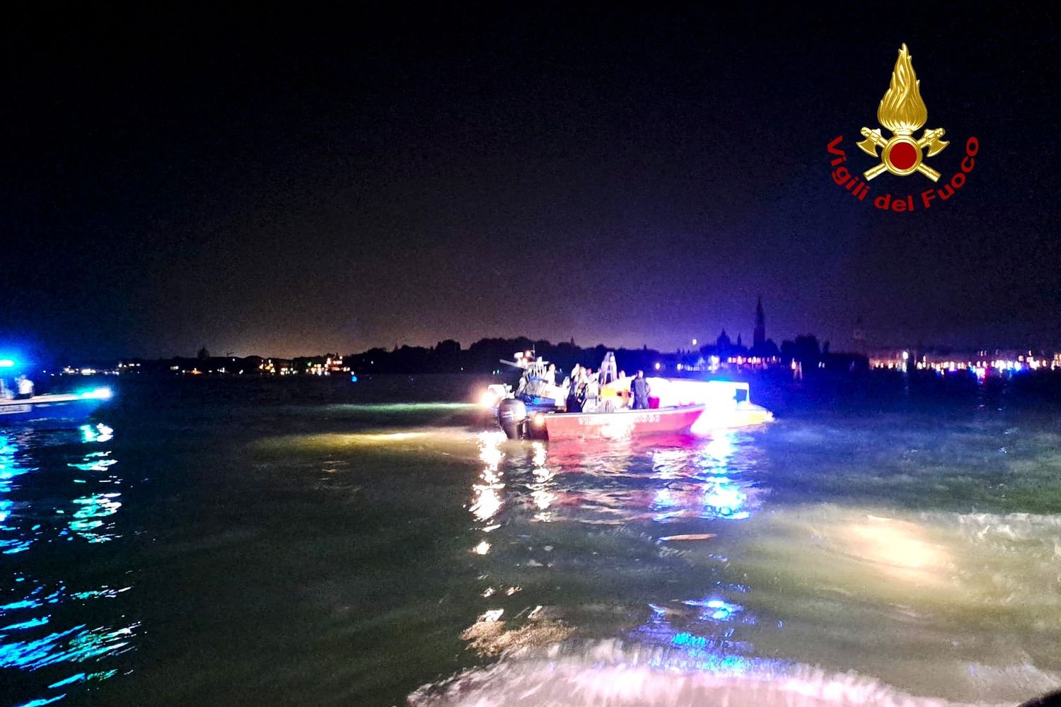 I vigili del fuoco soccorrono il giovane caduto in acqua durante la festa del Redentore&nbsp;