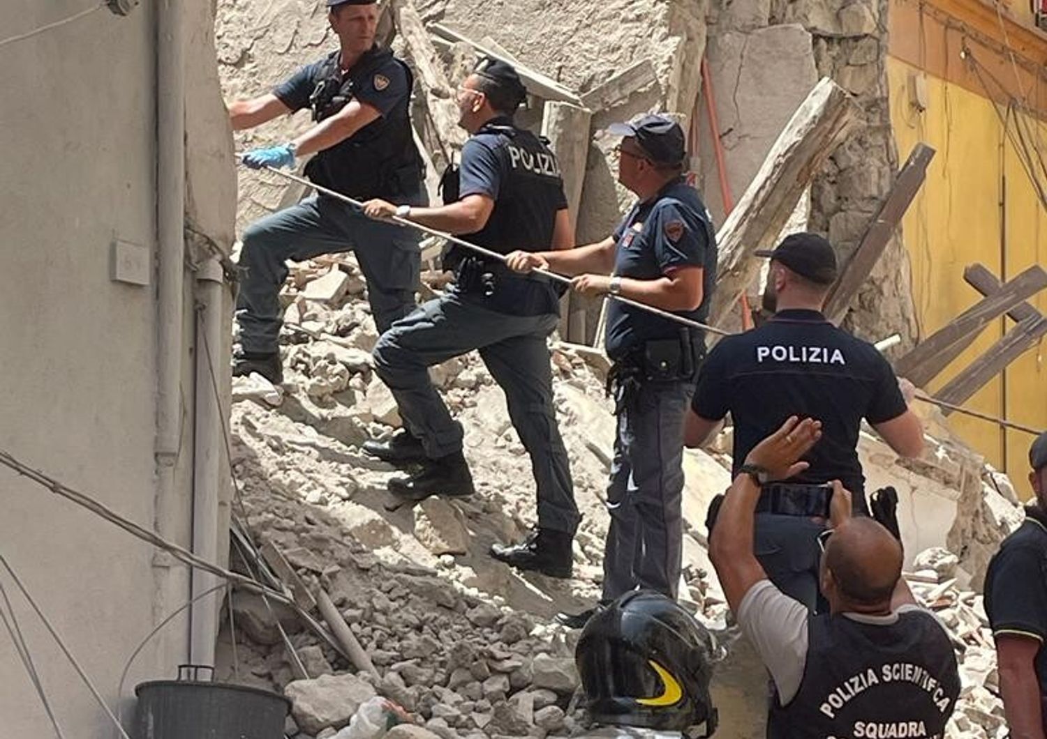 Crolla palazzina a Torre del Greco, tre persone estratte vive