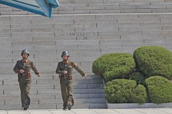 Nord Corea americano attraversa linea confine arrestato militari