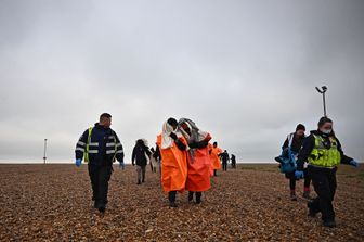 Migranti arrivati in Gran Bretagna dopo traversata del canale della Manica