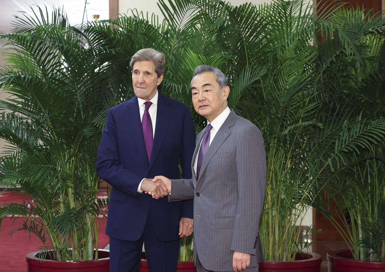 Il primo ministro cinese Li Qiang insieme a John Kerry