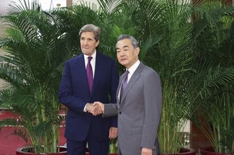 Il primo ministro cinese Li Qiang insieme a John Kerry