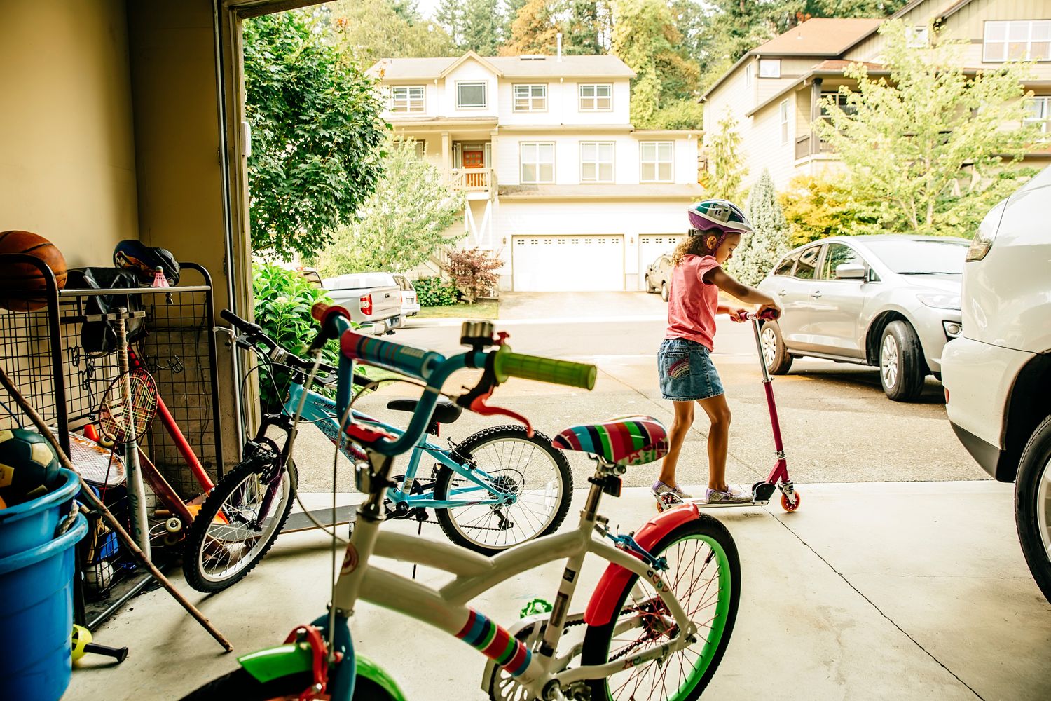 Una bambina in monopattino