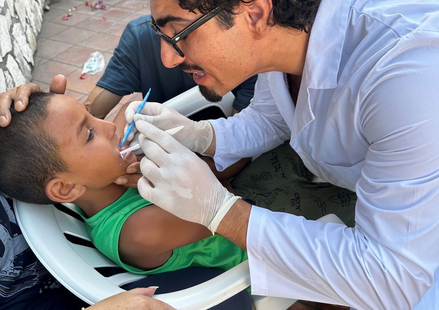 storia medico odontoiatra lascia napoli africa