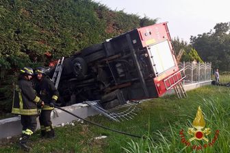 vigile fuoco morto incidente stradale camion