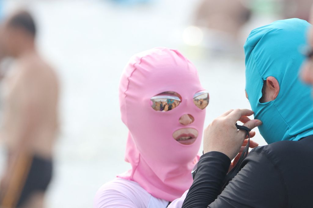Due donne con il facekini&nbsp;