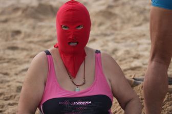 Una donna indossa il facekini a Qingdao&nbsp;