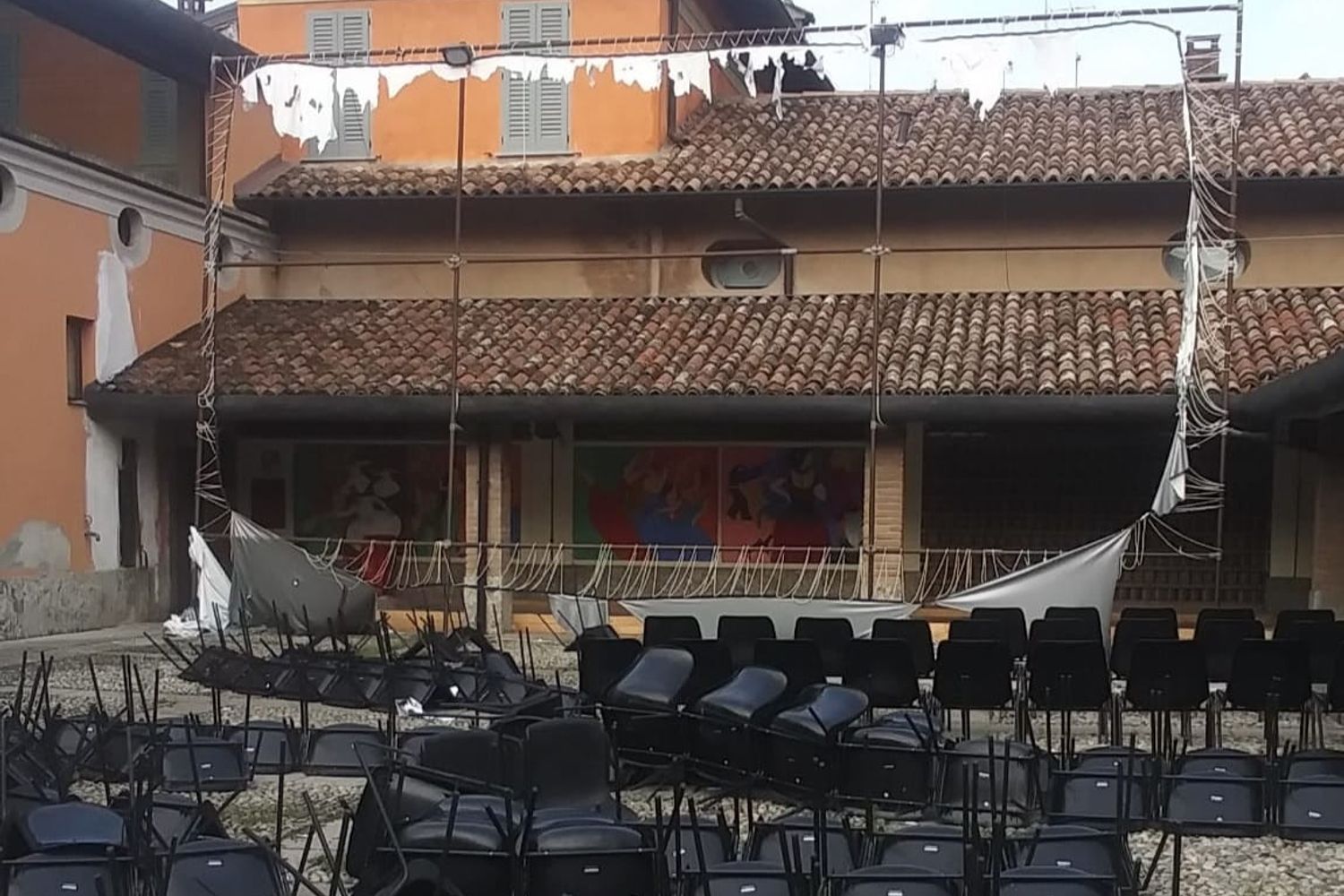 Lo schermo del cinema andato distrutto a Rivolta d'Adda