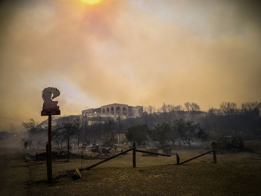 Incendi fuori controllo a Rodi. Almeno 30 mila turisti evacuati [VIDEO]
