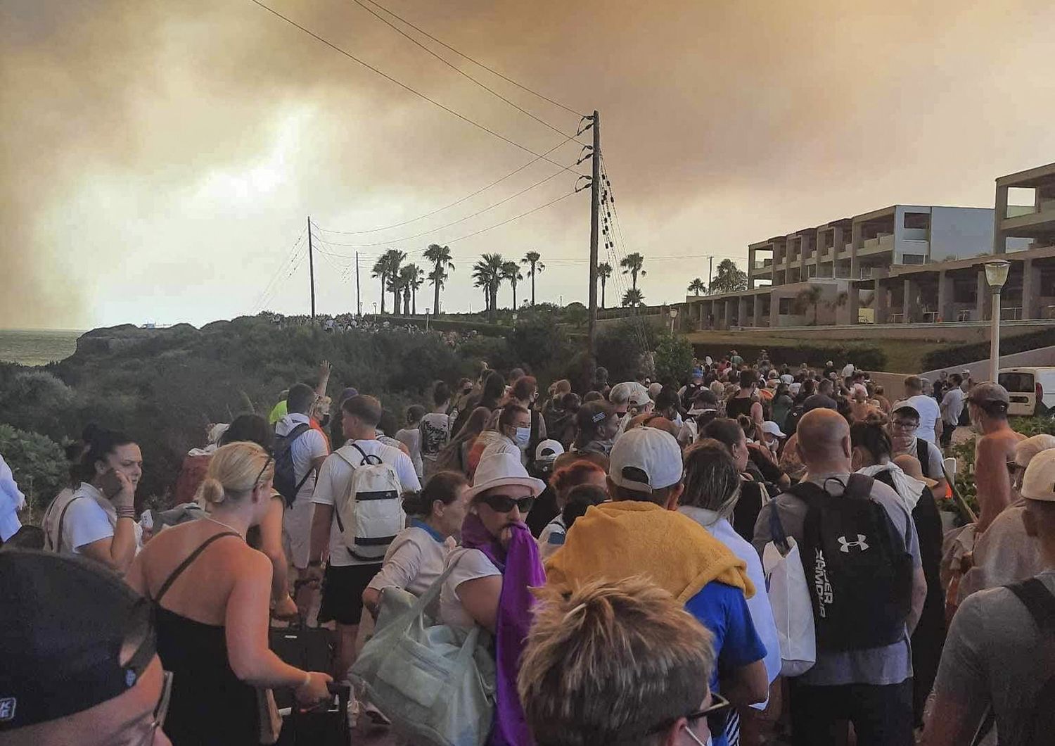incendi rodi turisti evacuati video