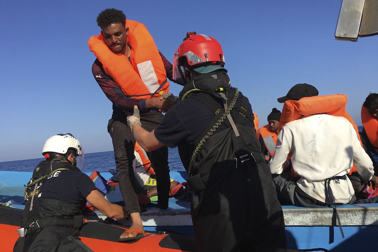 Migranti intercettati in mare con il natante in difficolt&agrave;