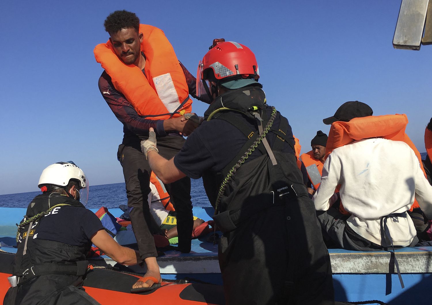 Migranti intercettati in mare con il natante in difficolt&agrave;