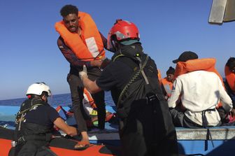 Migranti intercettati in mare con il natante in difficolt&agrave;