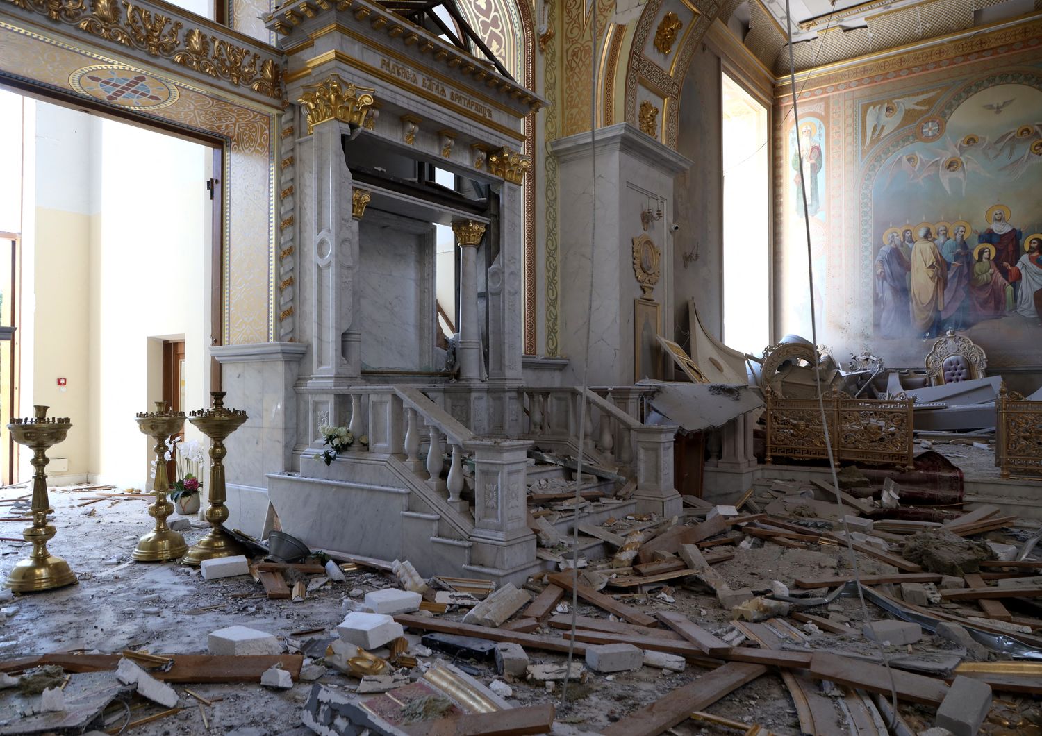 L'interno della cattedrale di Odessa dopo i raid russi