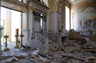 L'interno della cattedrale di Odessa dopo i raid russi