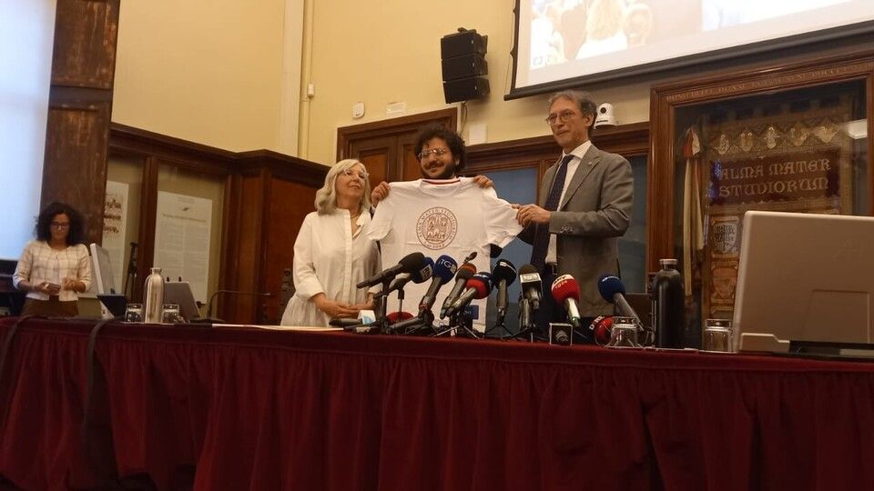 La maglietta della sua Universit&agrave;