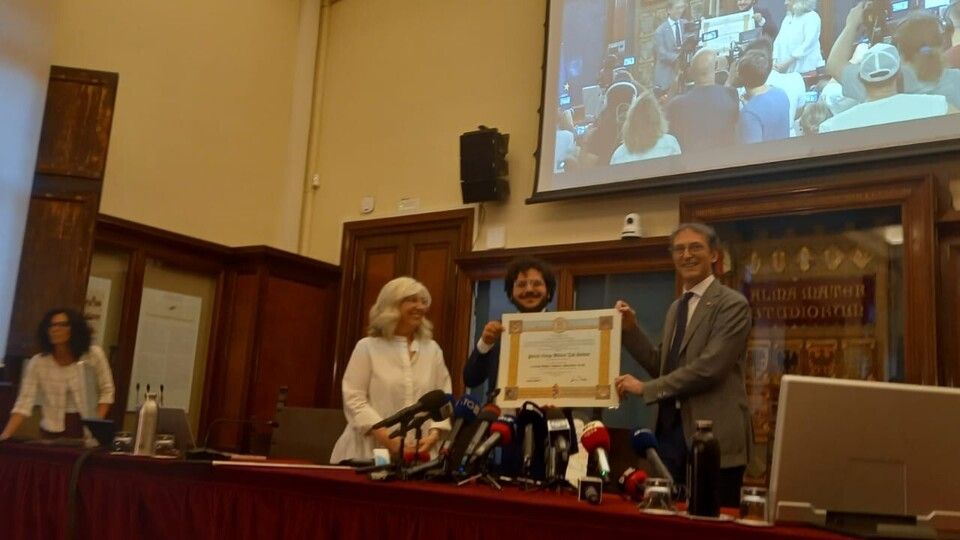 Zaki ritira la pergamena di laurea