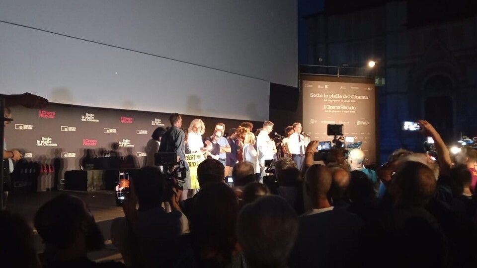 La festa per Zaki in piazza Maggiore a Bologna