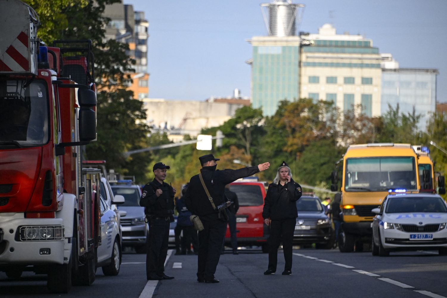 Polizia russa sul luogo della caduta di un drone