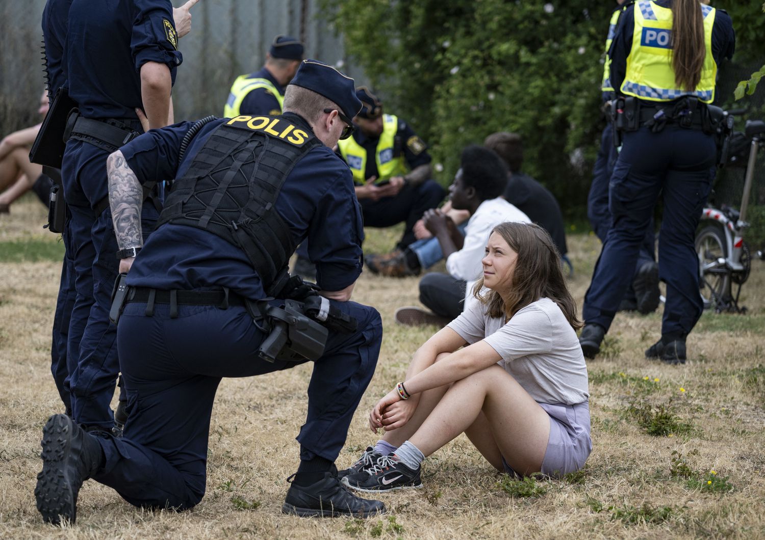 Poliziotti dialogano con Greta Thunberg a Malmo