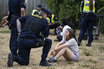 Poliziotti dialogano con Greta Thunberg a Malmo