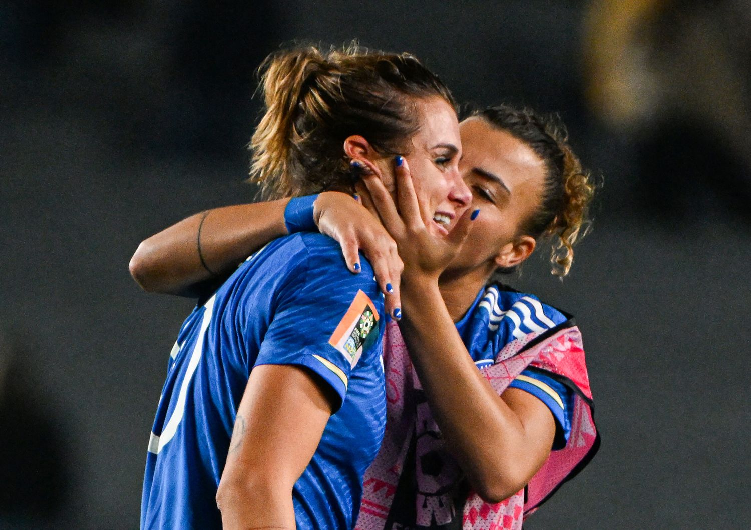 Benedetta Glionna abbraccia Cristiana Girelli dopo il fischio finale della partita&nbsp;