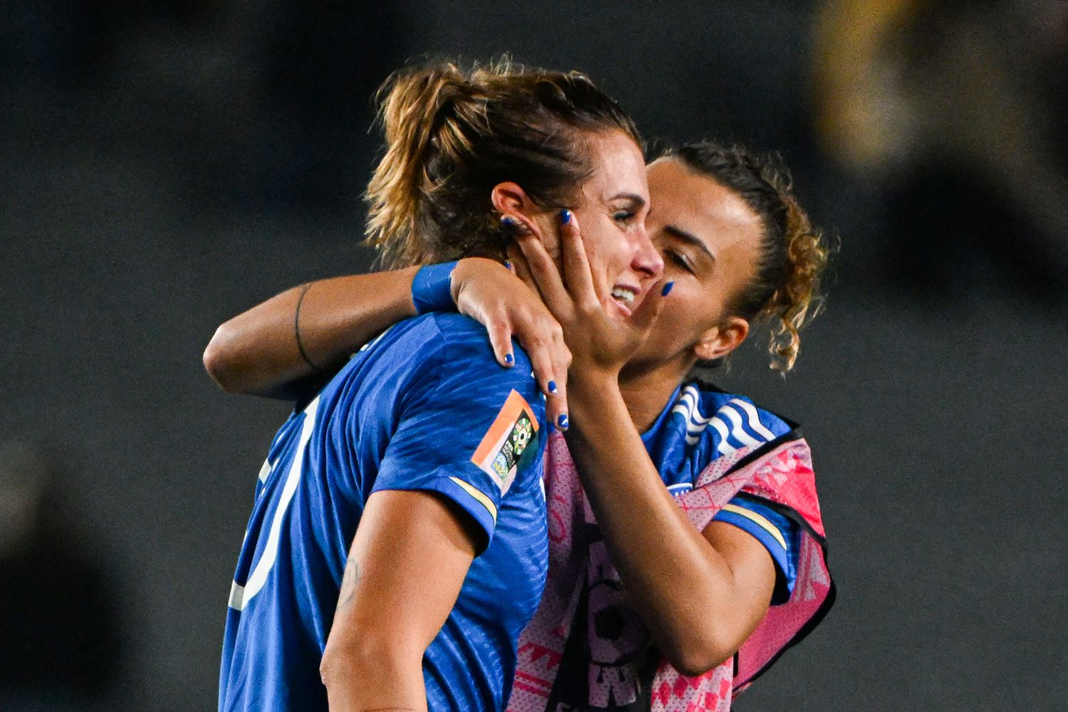 Benedetta Glionna abbraccia Cristiana Girelli dopo il fischio finale della partita&nbsp;