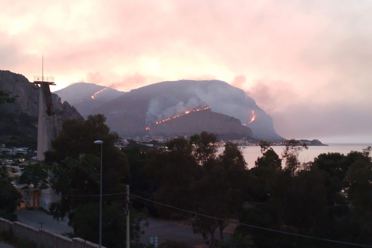 L'incendio sul Monte Gallo nel Golfo di Mondello a Palermo&nbsp;