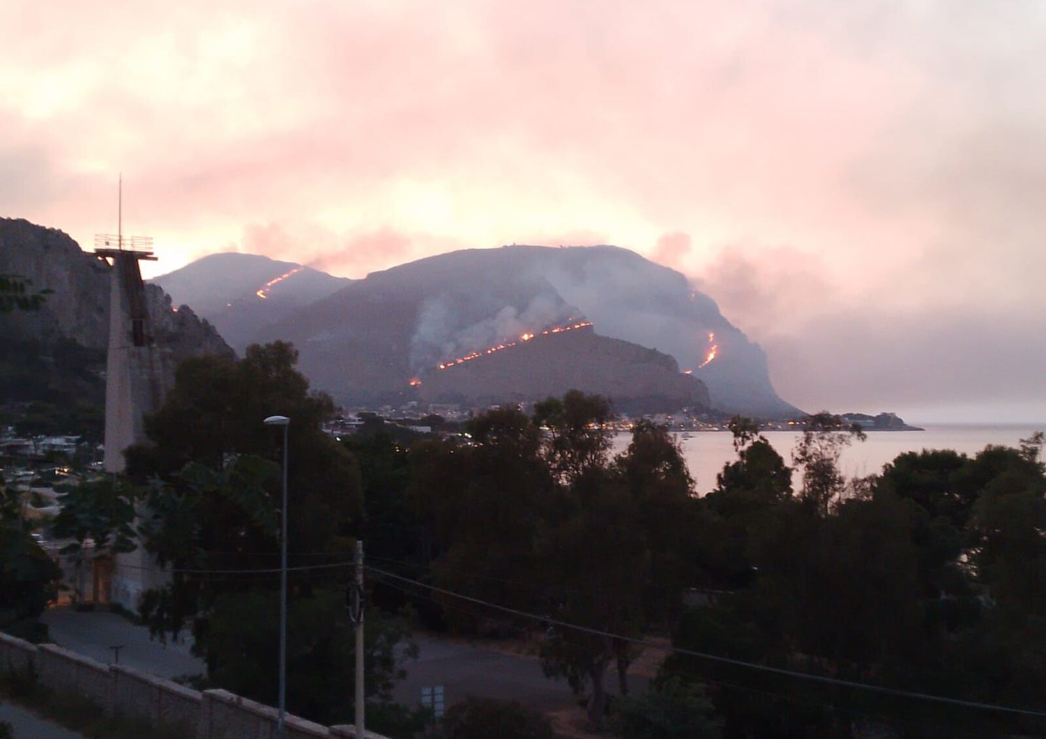 L'incendio sul Monte Gallo nel Golfo di Mondello a Palermo&nbsp;