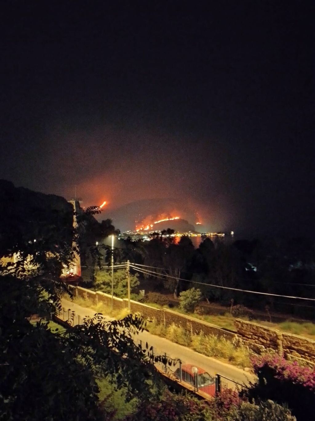 L'incendio sul Monte Gallo nel Golfo di Mondello a Palermo&nbsp;