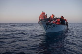 Un barcone di migranti