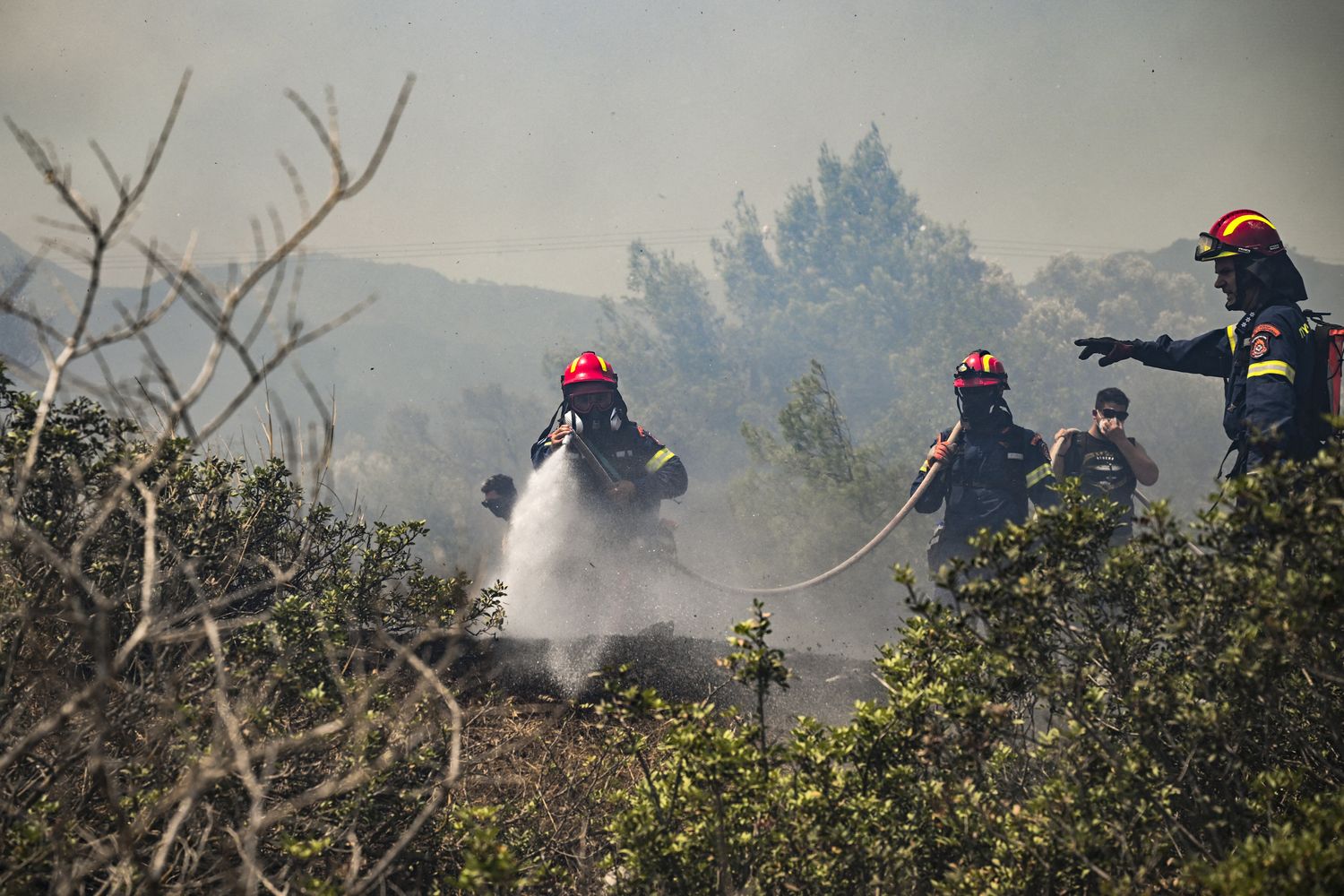 Pompieri spengono un incendio&nbsp;