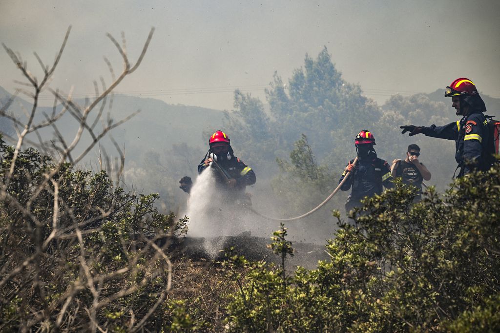 Pompieri spengono un incendio a Rodi
