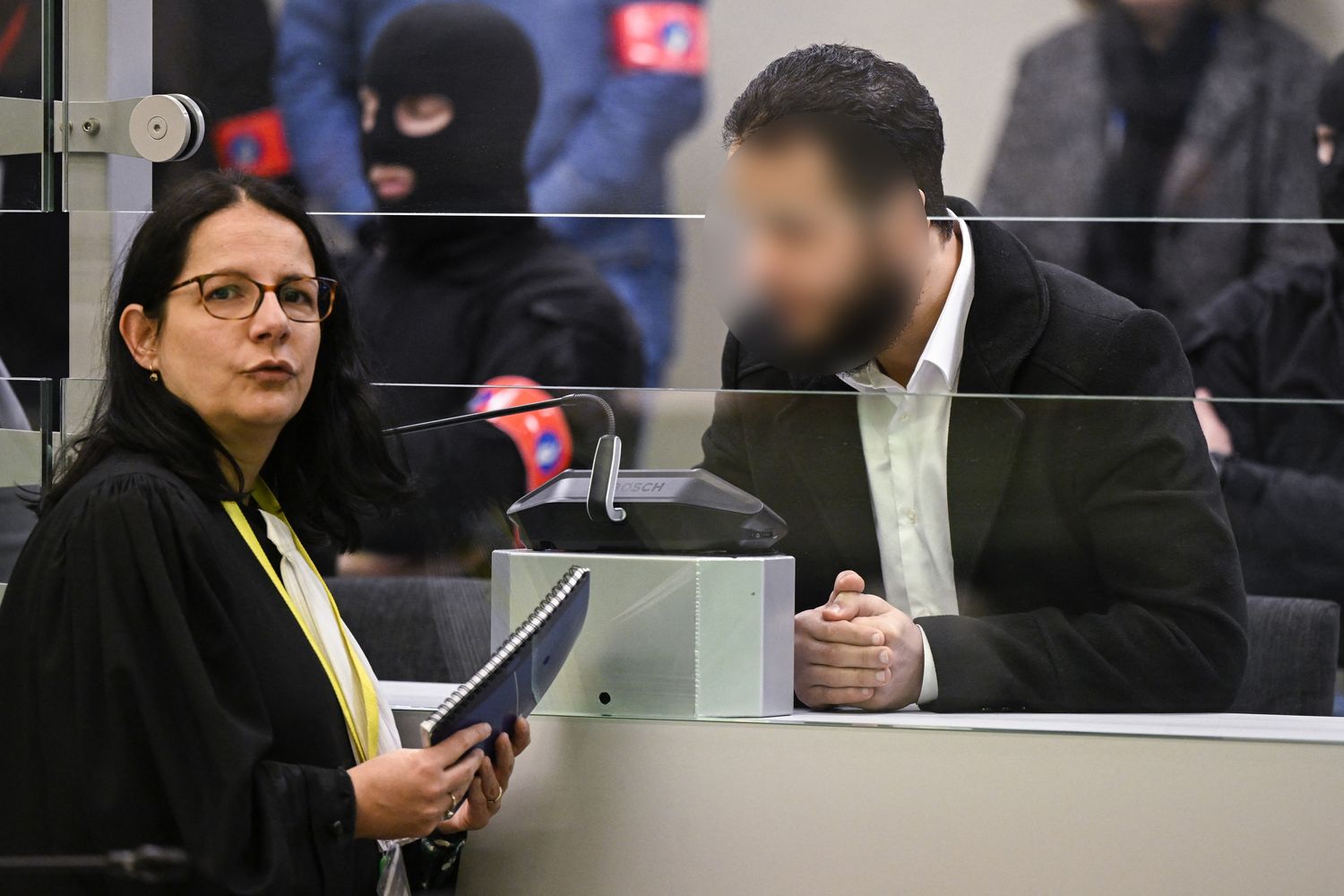 Salah Abdeslam in aula insieme alla sua legale