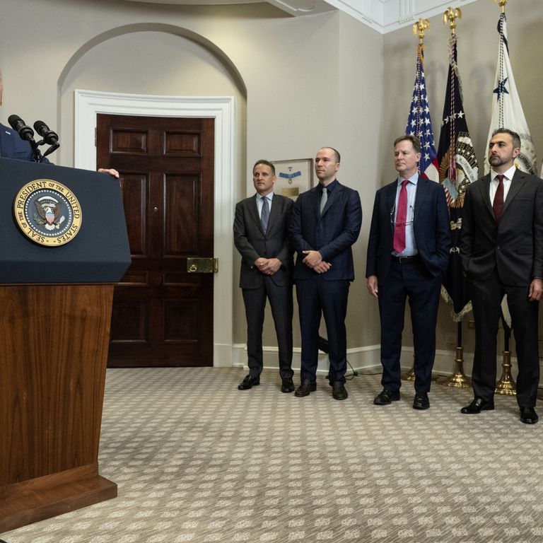 Joe Biden con i leader delle aziende impegnate nello sviluppo dell'Intelligenza artificiale