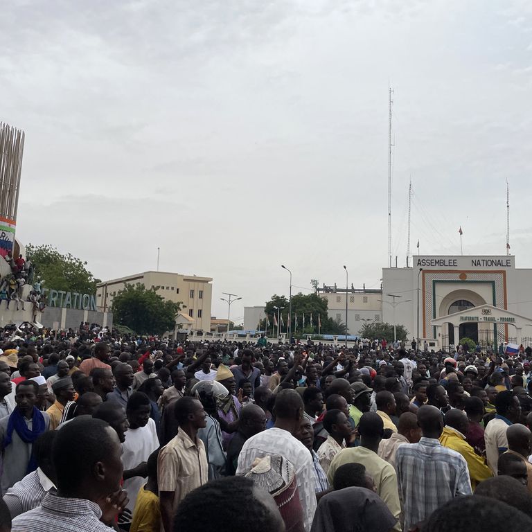 Sostenitori delle forze armate scesi in piazza dopo il colpo di Stato