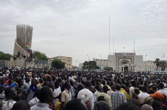Sostenitori delle forze armate scesi in piazza dopo il colpo di Stato